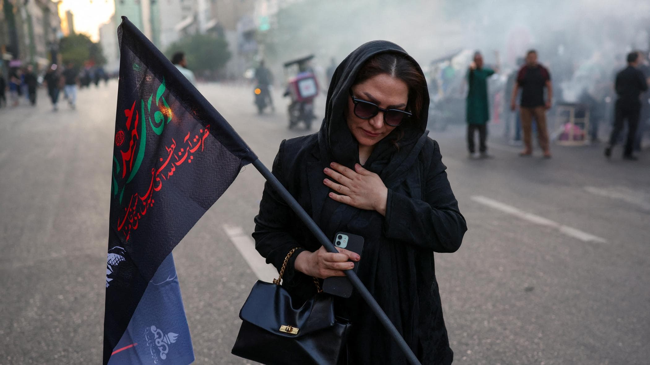 Lo storico: “Il peggior leader di sempre, lontano da Khomeini: il suo funerale è una farsa”