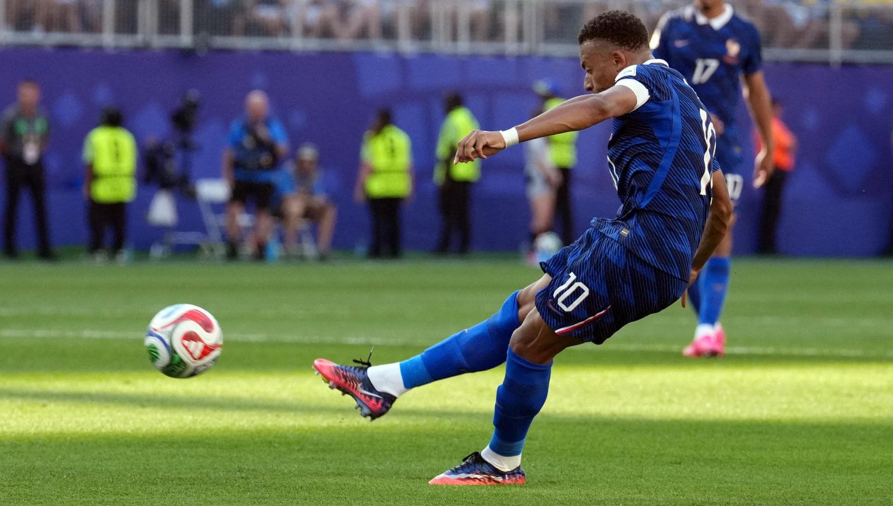 Francia, che fatica contro il Paraguay: decide Mbappé su rigore (1-0). Nei quarti c’è il Marocco