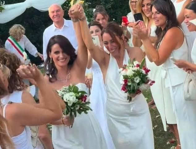 Francesca Vecchioni con la compagna Sara: l'unione civile è stata officiata da Monica Cirinnà