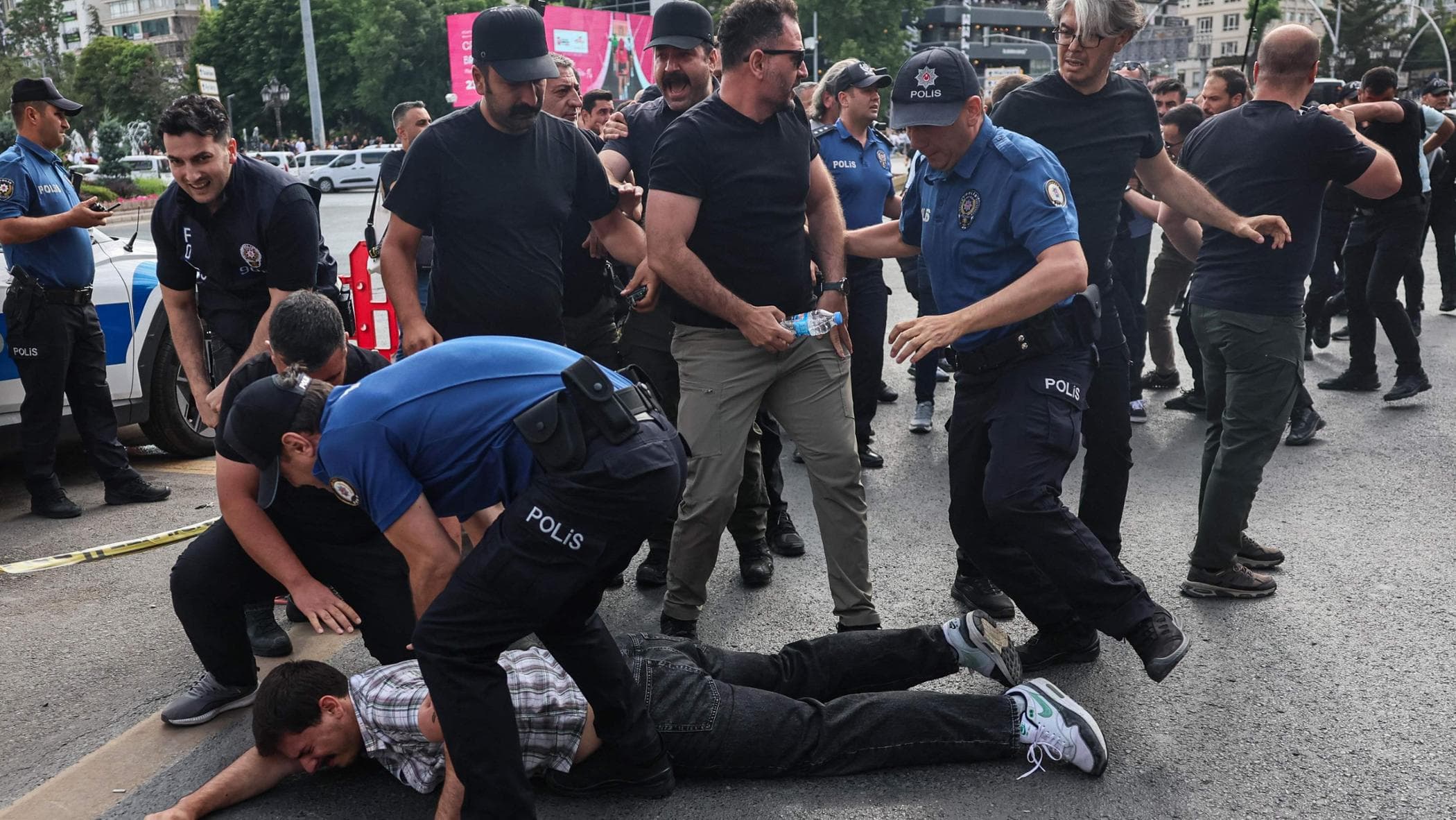 ankara citt224 blindata arrestati i manifestanti contrari al summit nato da Repubblica.it ankara citt224 blindata arrestati i manifestanti contrari al summit nato