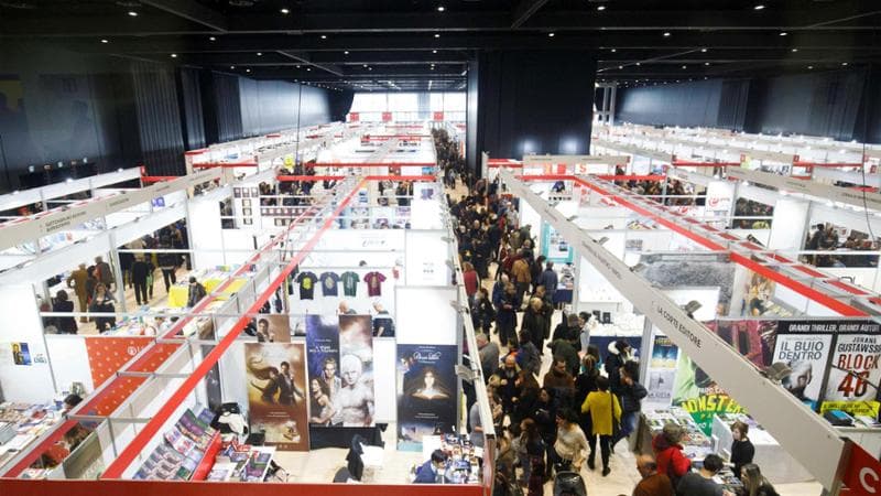 Visitatori alla fiera Pi&ugrave; libri pi&ugrave; liberi
