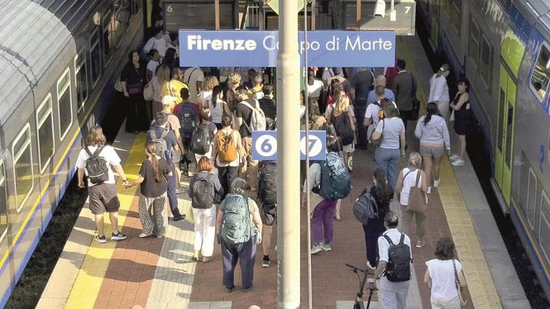 Treni frenati da guasti e cantieri, il giorno difficile delle Ferrovie