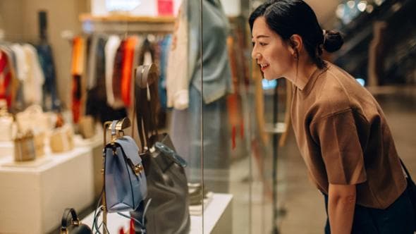 Il bivio dei consumi: il segmento premium e l'off-price resistono ai venti di crisi