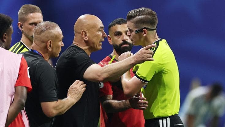 Le proteste di Hassan con l'arbitro