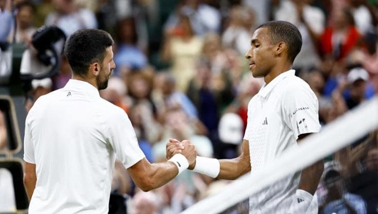 Djokovic ile Auger-Aliassime arasındaki maçın sonunda el sıkışma