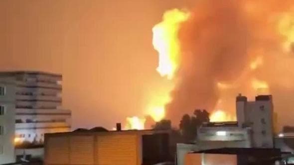 L'attacco americano nella notte: bombe, fuoco e fumo sulle città affacciate sullo Stretto