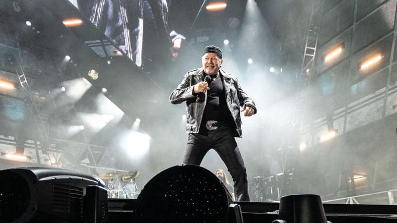 Vasco Rossi durante il primo dei due concerti allo stadio San Nicola di Bari lo scorso 18 giugno
