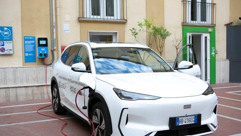 Geely celebra un anno in Italia a Napoli e punta a crescere con la compatta E2. Le altre novità