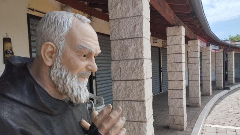 Una sfilza di negozi chiusi in viale Padre Pio a San Giovanni Rotondo: su 34 attività, 24 hanno abbassato la saracinesca. I sopravvissuti aprono solo la domenica. Davide Carlucci
