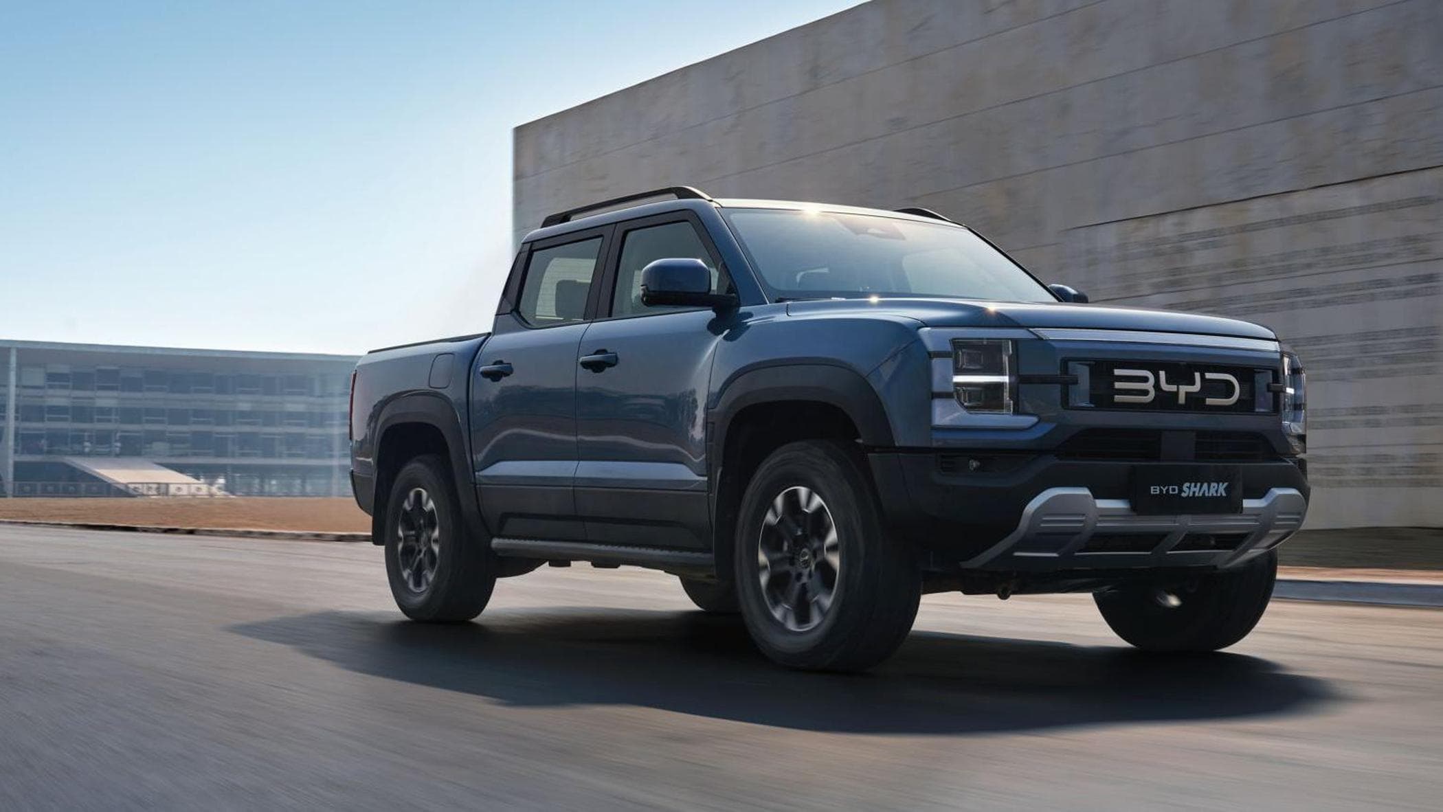 BYD debutta in Europa con il pick-up Shark e tecnologia Super Hybrid DMO