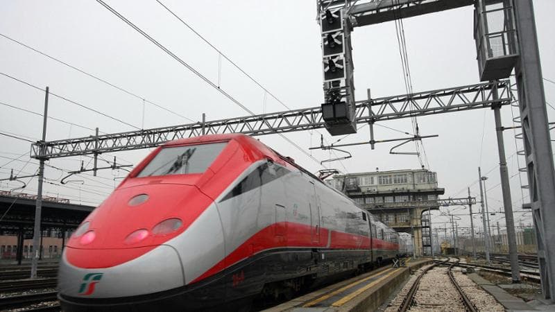 Treni, circolazione sospesa in Calabria. Salvini: “Spero non sia terrorismo”