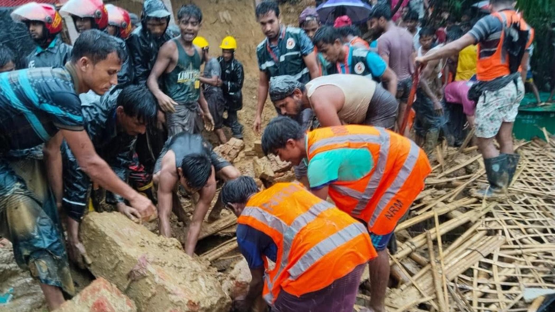 Bangladeş'teki toprak kaymasında 7 çocuk öldü: Rohingya mülteci kamplarında insanlar plastik örtüler altında yaşıyor