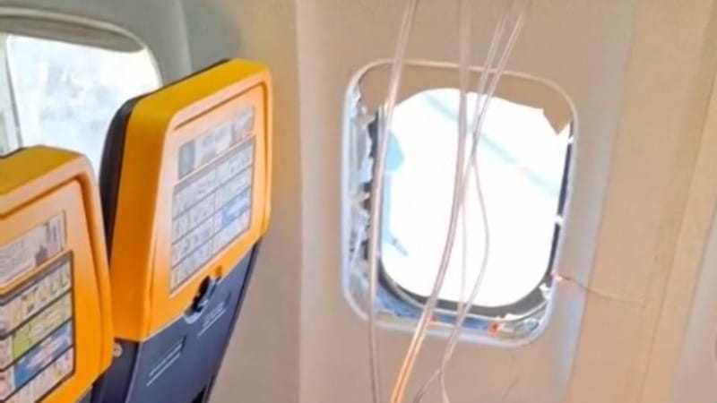 Ryanair, finestrino si stacca dopo il decollo. Passeggero trattenuto per non essere risucchiato