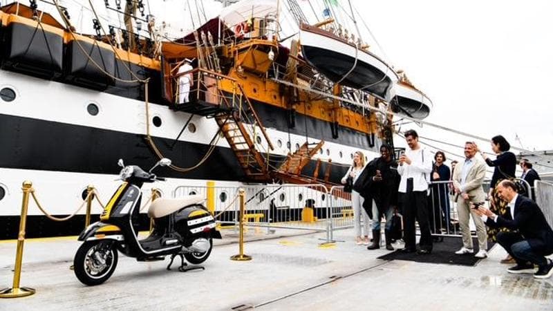 Efsane efsaneyle buluştuğunda: New York'ta Amerigo Vespucci için özel bir Vespa