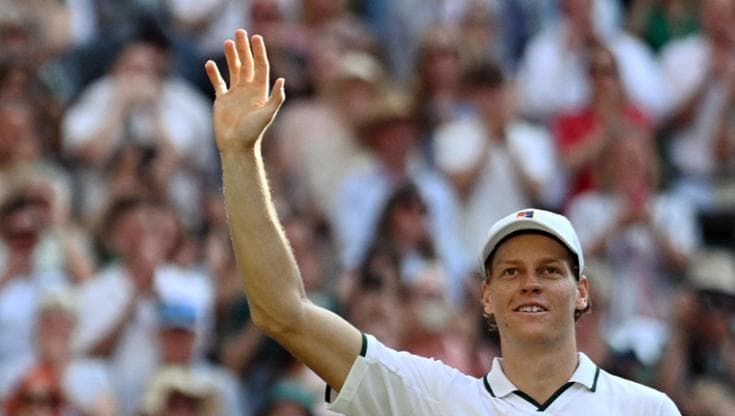 Sinner travolge Djokovic con un triplo 6-4 ed è in finale a Wimbledon. Giocherà contro Zverev
