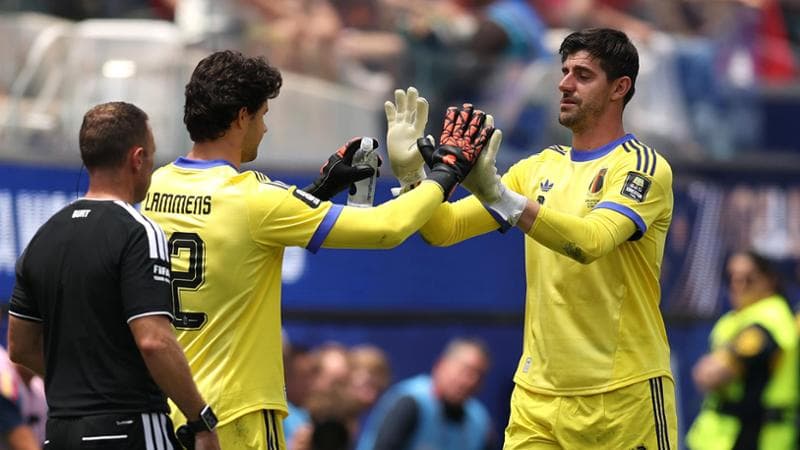 Il momento del cambio tra Courtois e Lammens