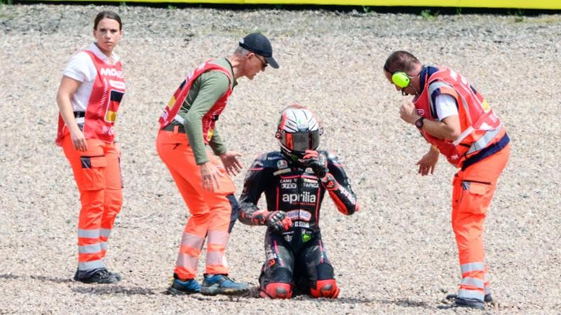 Bezzecchi a terra, soccorso dai commissari di gara