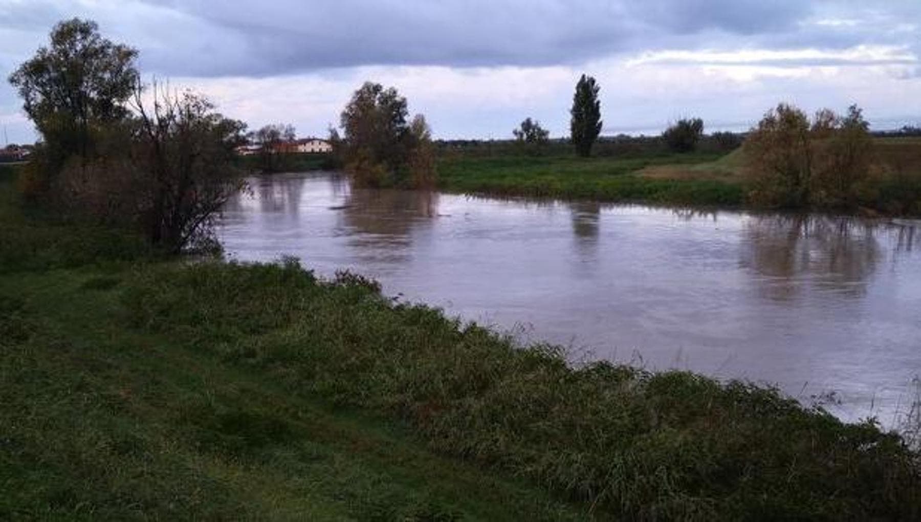 Disperso dopo il bagno con i figli nel fiume, un bimbo gravissimo