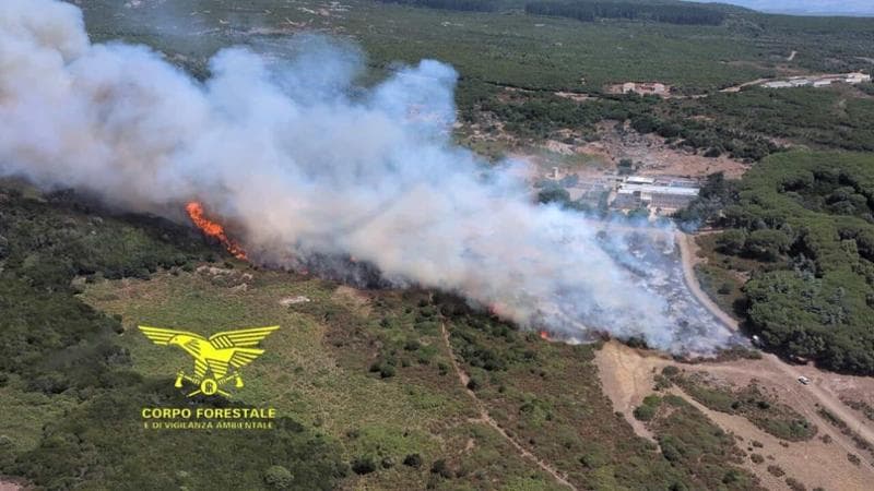 Sardegna, le fiamme minacciano l’aeroporto di Olbia. Per ore voli dirottati su Cagliari e Alghero