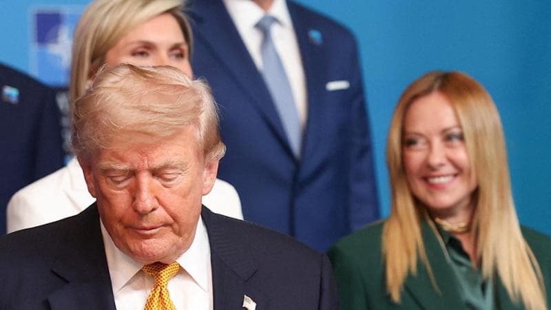 Il presidente Usa Donald Trump al vertice Nato di Ankara. Dietro, la premier Giorgia Meloni