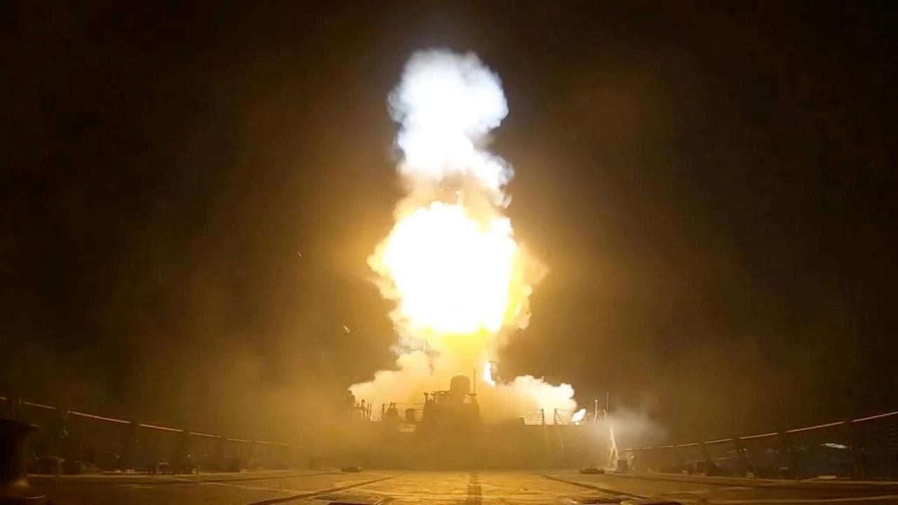 La diretta Nuovi raid Usa per Hormuz, un morto. Teheran: “Colpite basi americane in Giordania, Bahrein e Kuwait” | Video
