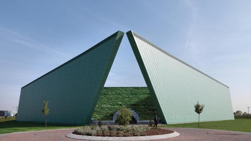 Le punte sporgenti dei due grandi muri della Banca degli Occhi, a Venezia Mestre, citano le dita di Dio e di Adamo nel michelangiolesco affresco della cappella Sistina
