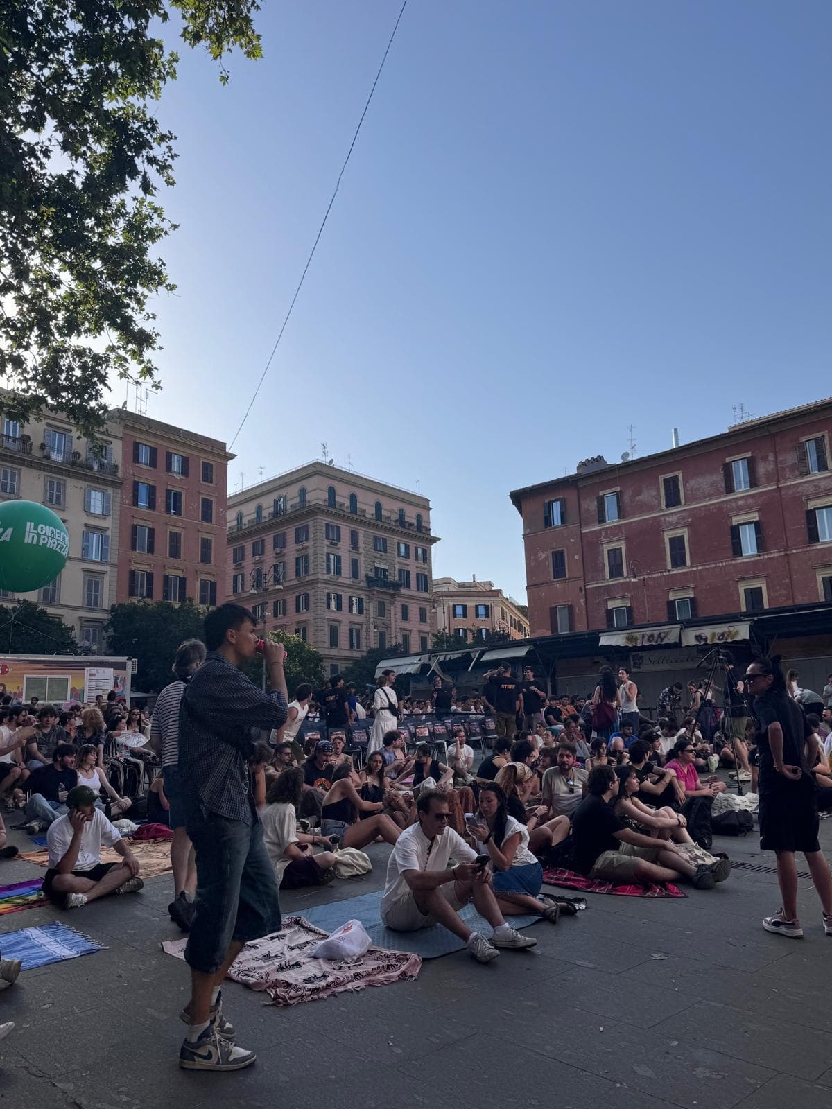 Piazza San Cosimato gremita di ragazzi