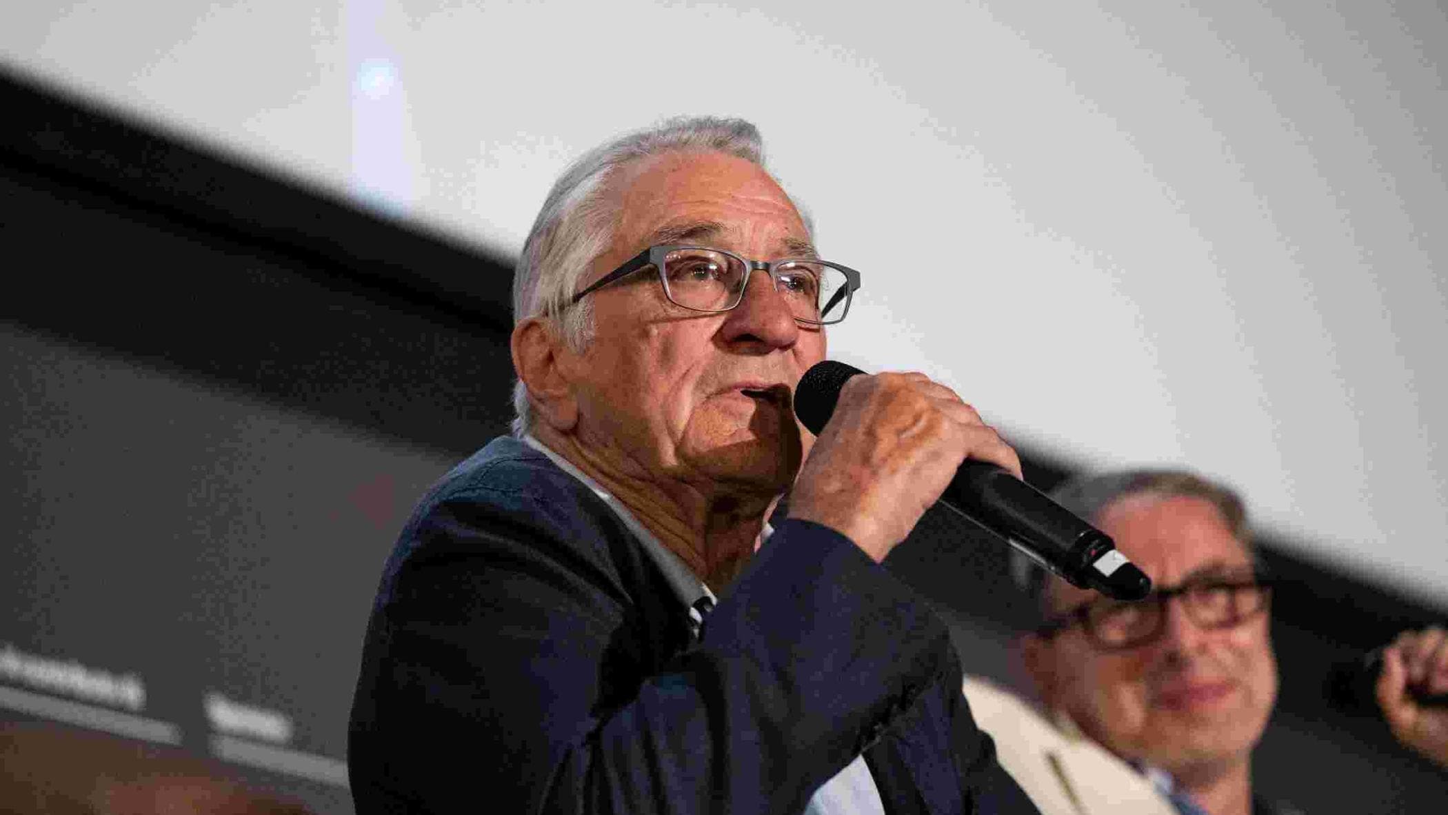 Robert De Niro a Roma, piazza San Cosimato gremita: “Ai giovani dico fidatevi del vostro istinto”
