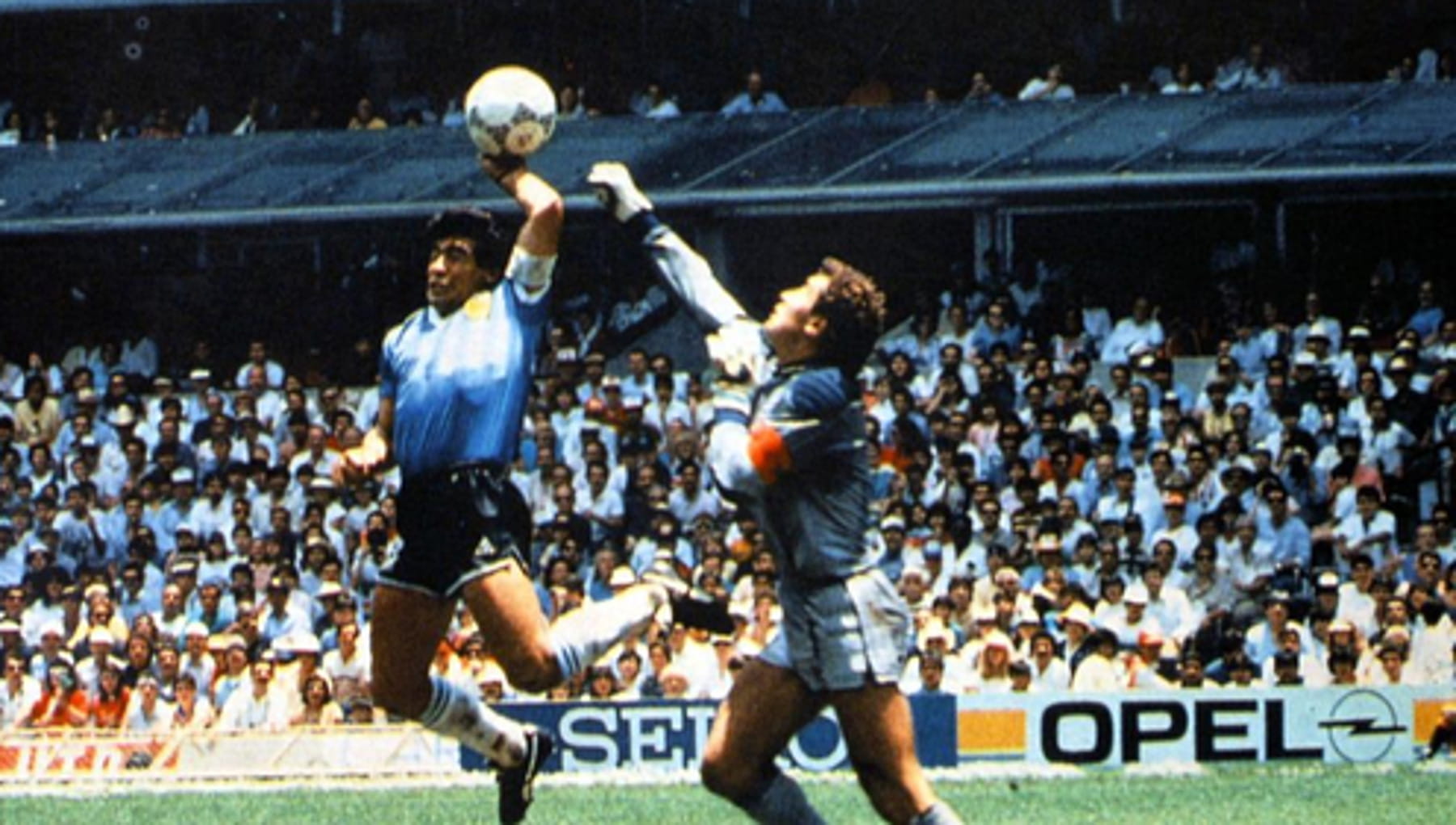 Shilton: “Maradona segnò due gol irregolari nell’86. Ma resta migliore di Messi”