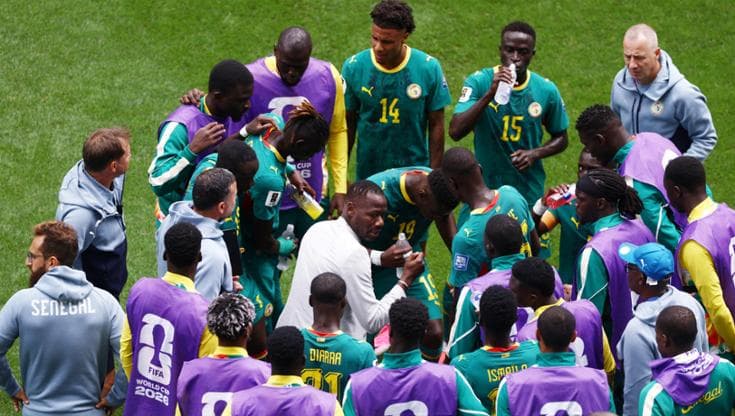 Il ct del Senegal Pape Thiaw parla con i giocatori