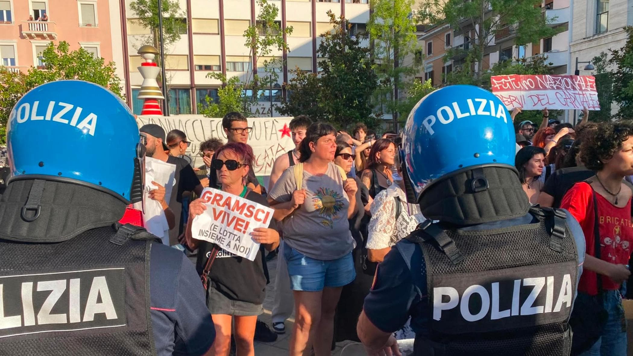 vannacci contestato a pescara sulle note di bella ciao il generale sembra di stare allo zoo da Repubblica.it vannacci contestato a pescara sulle note di bella ciao il generale sembra di stare allo zoo