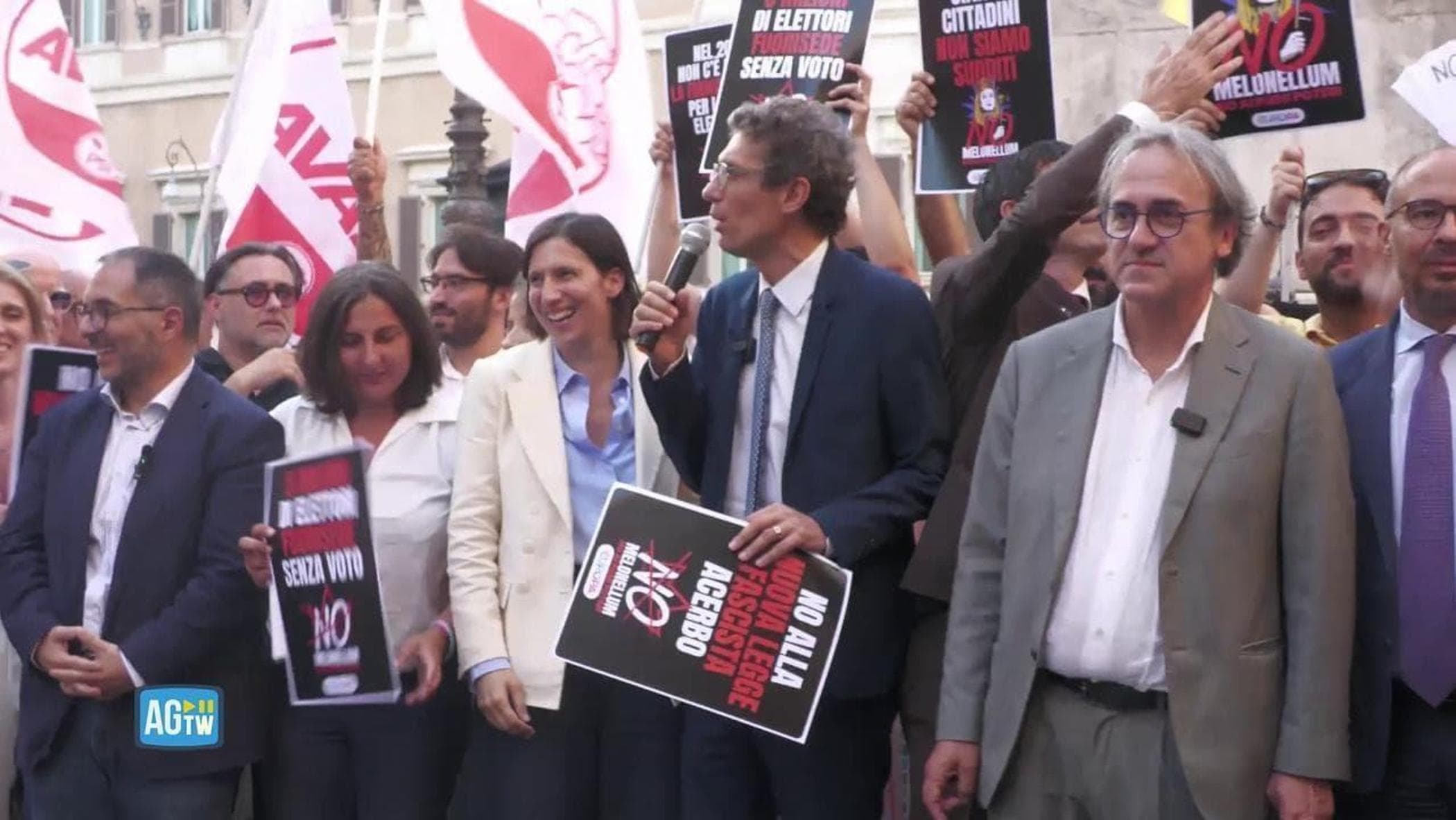 L’opposizione festeggia in piazza e occupa l’aula: adesso tocca a noi. Schlein: siamo stati perfetti