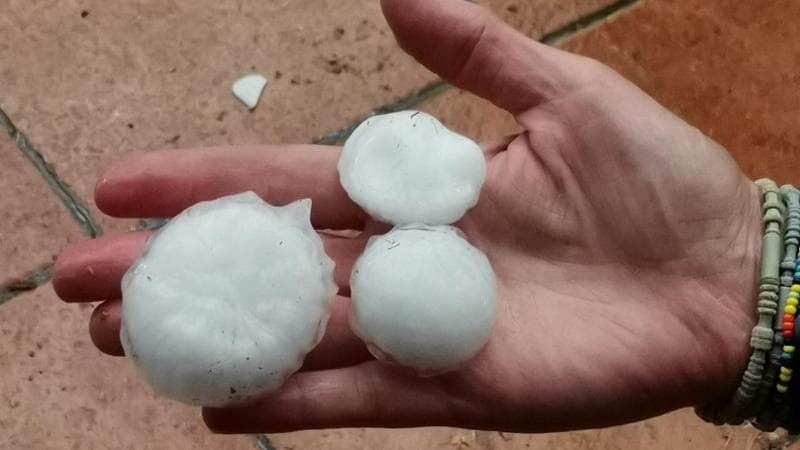 Caldo, bollini rossi in 7 città. Nord, allerta massima: “Grandine come palle da baseball"