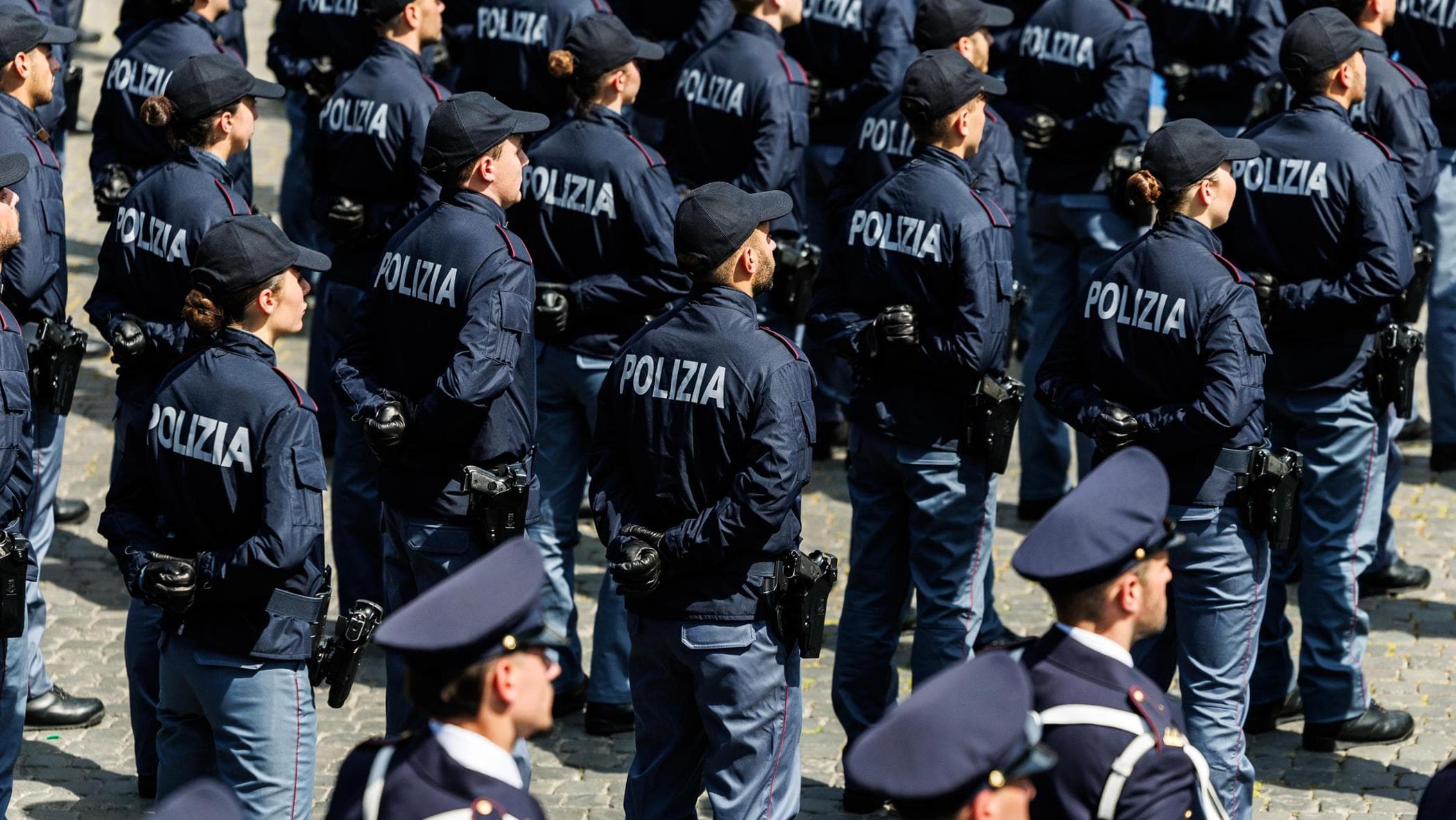 aumenti da 100 euro al mese in su rinnovato il contratto di polizia e forze armate da Repubblica.it aumenti da 100 euro al mese in su rinnovato il contratto di polizia e forze armate
