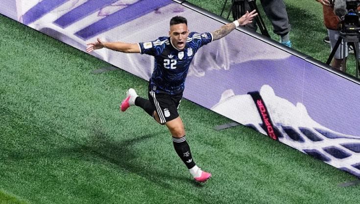 Lautaro esulta dopo il gol