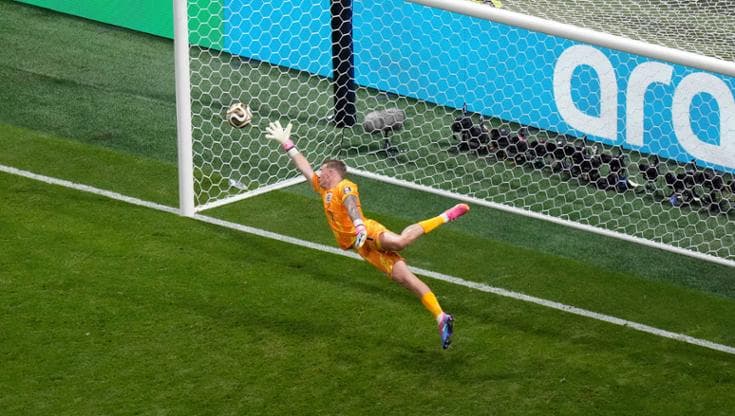 Pickford non arriva sul destro di Fernandez