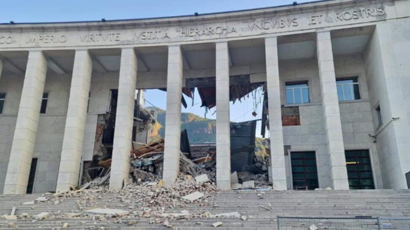 Crolla parte del palazzo del tribunale di Bolzano: “Sembrava un terremoto”