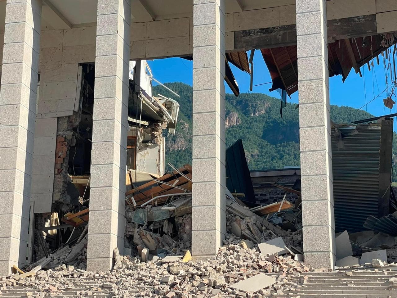 Bolzano, adliye binasının bir kısmı çöktü: “Deprem gibiydi”
