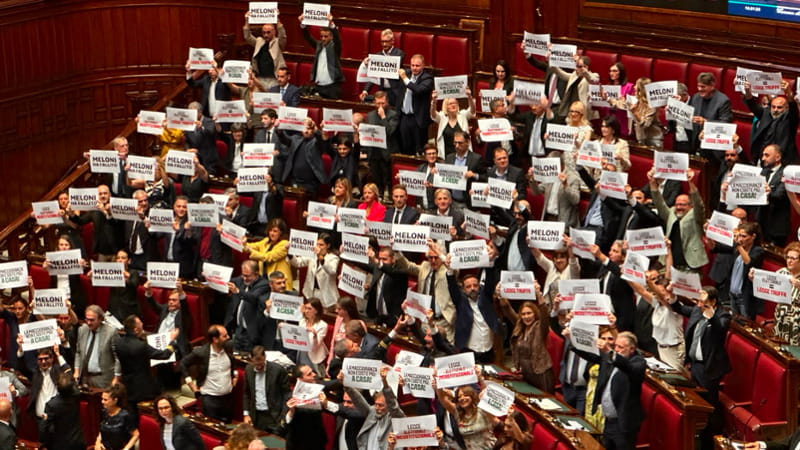 Nuova legge elettorale, diretta: ok dalla Camera. Cartelli di protesta in aula: Meloni ha fallito