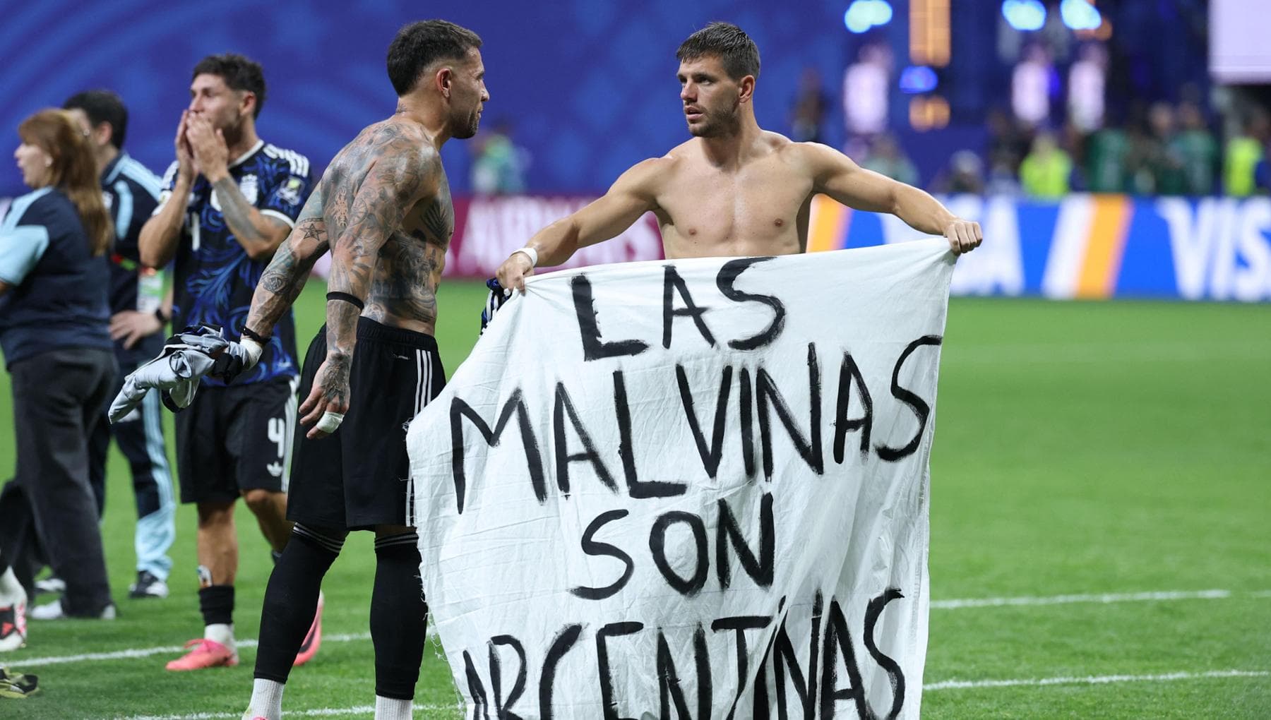 giocatori argentina in campo con striscione per le malvinas londra indignata fifa apre inchiesta da Repubblica.it giocatori argentina in campo con striscione per le malvinas londra indignata fifa apre inchiesta