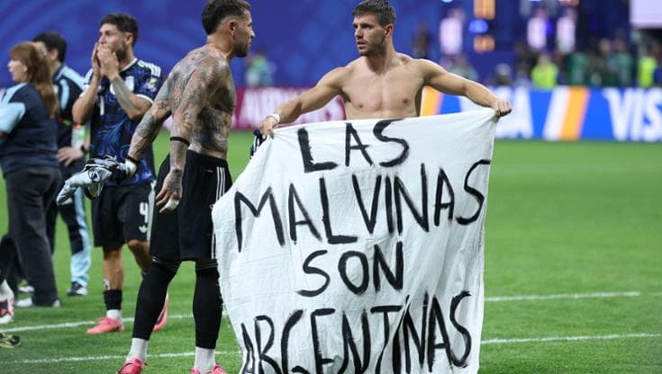 Giocatori dell’Argentina in campo con uno striscione sulle Malvinas. Starmer: “Indaghi la Fifa”