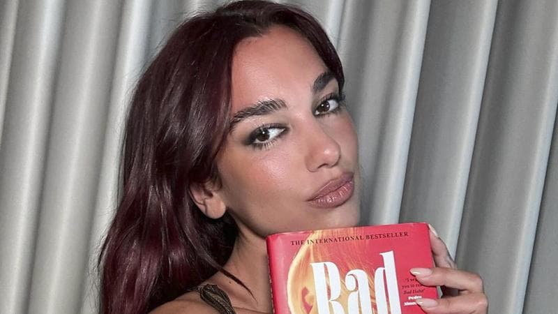 Dua Lipa eroina della Gen Z che legge