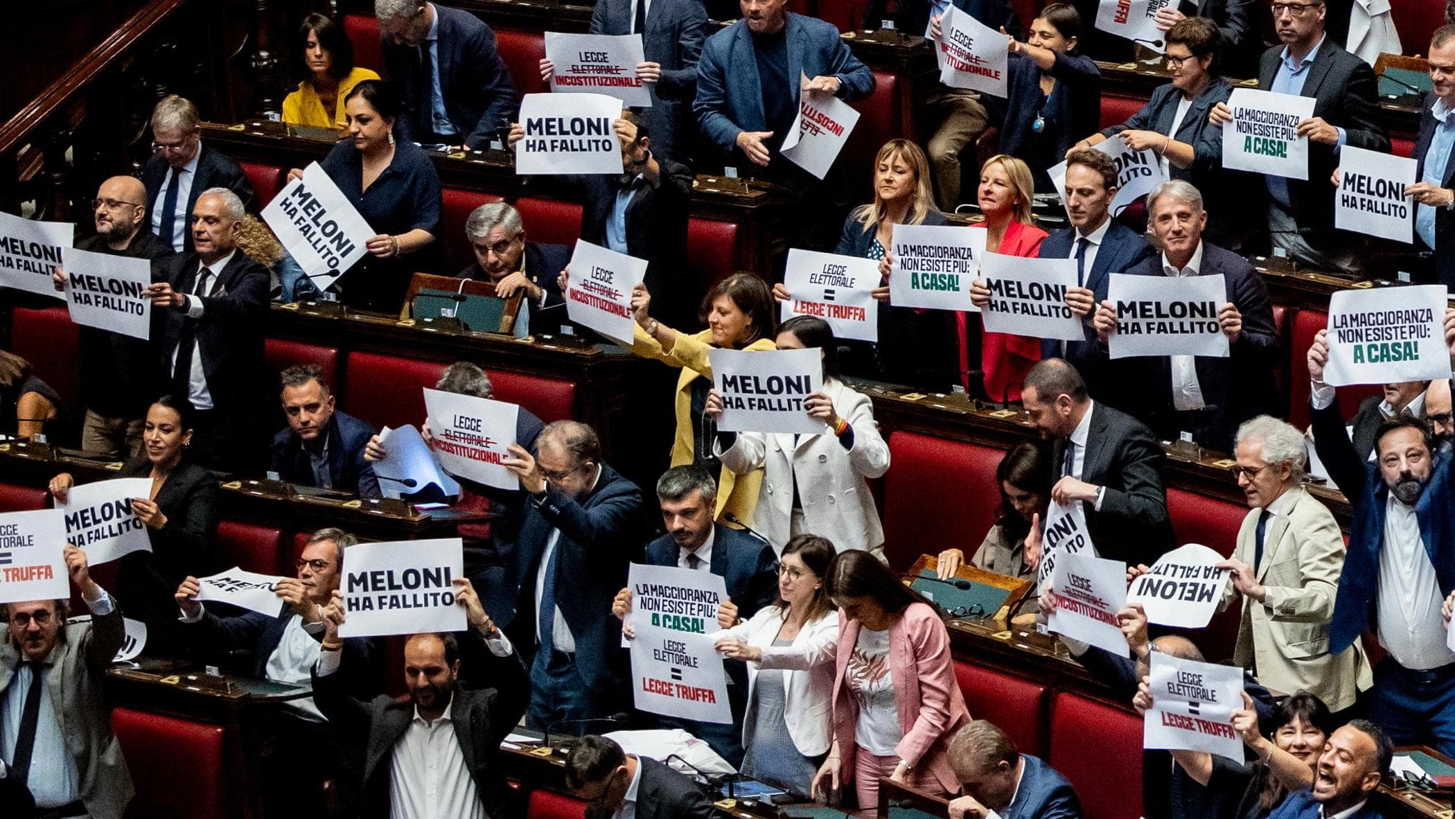 Primo sì alla legge elettorale, protestano le opposizioni: il nodo preferenze al Senato