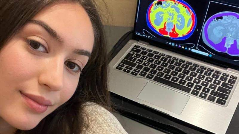 Angelica Iacovelli è nata a Bari nel 1999, si è laureata al Politecnico di Milano in Ingegneria, ha fatto ricerca a Stanford. Nel 2024 ha fondato Nucleo con Luca Pegolotti