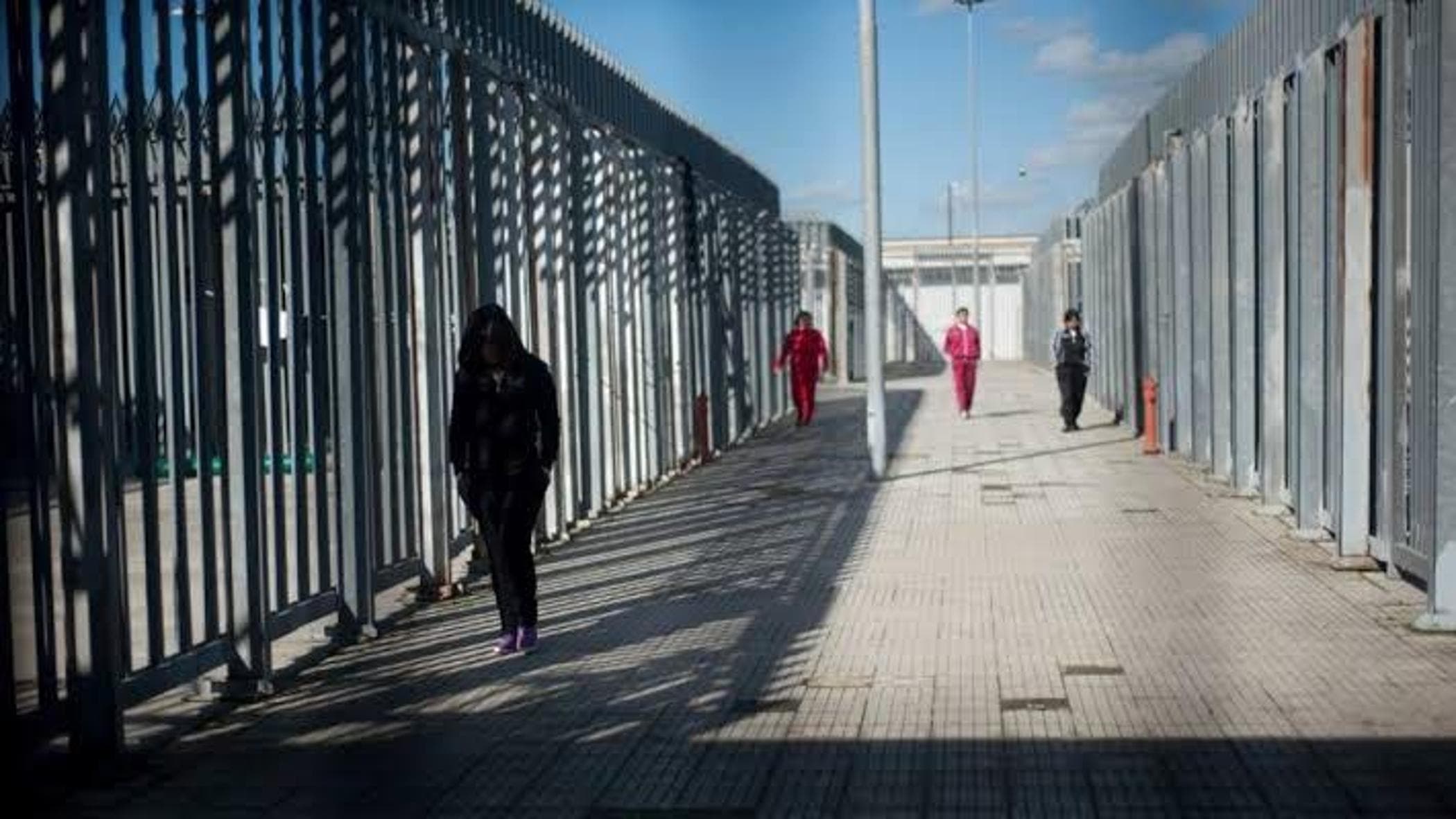 Arnavutluk: Gjadër CPR'de protestolar, intihar girişimleri, kendine zarar verme eylemleri ve kavgalar