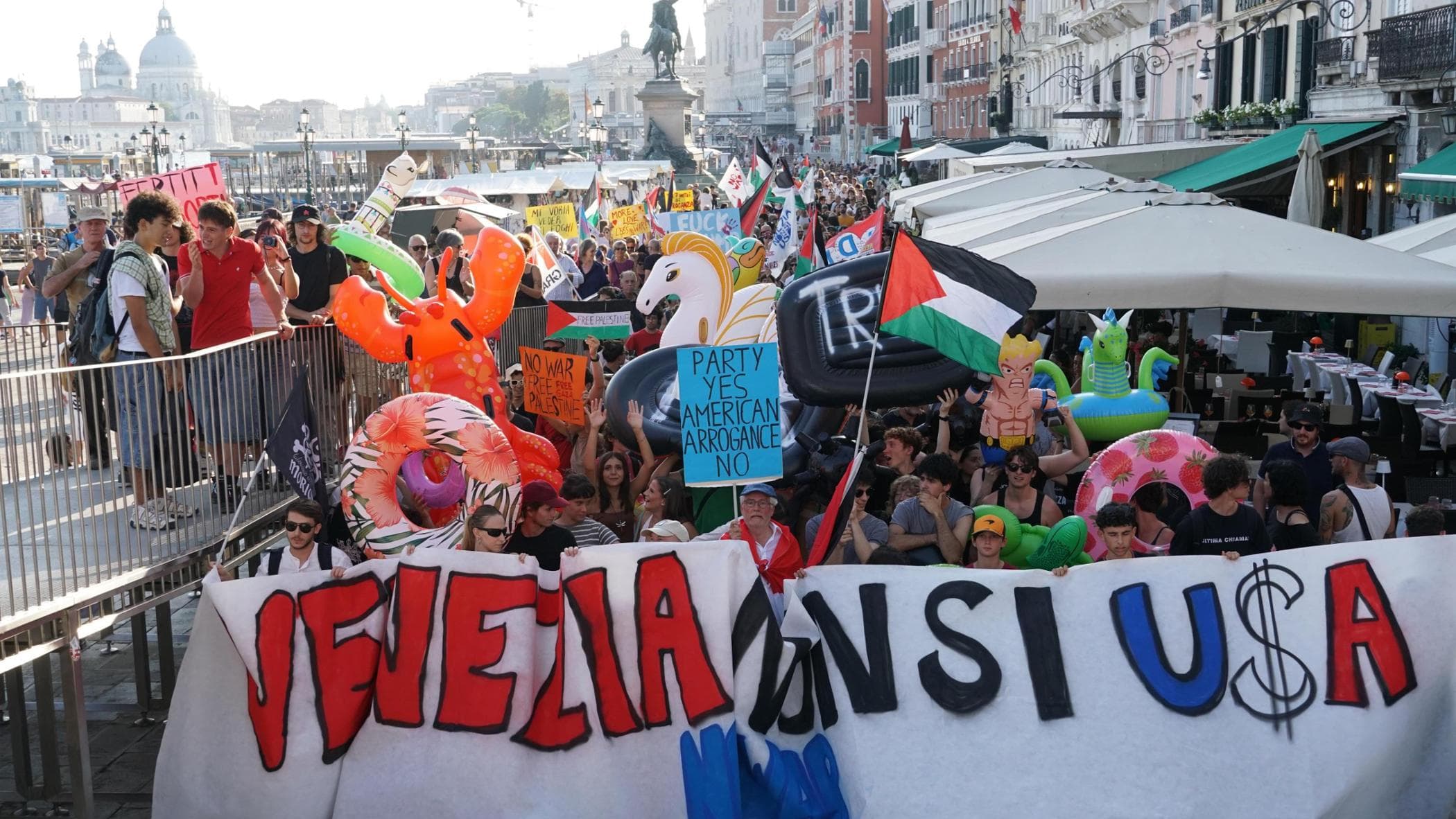 proteste e striscioni a venezia contestato l8217ambasciatore usa fertitta da Repubblica.it proteste e striscioni a venezia contestato l8217ambasciatore usa fertitta