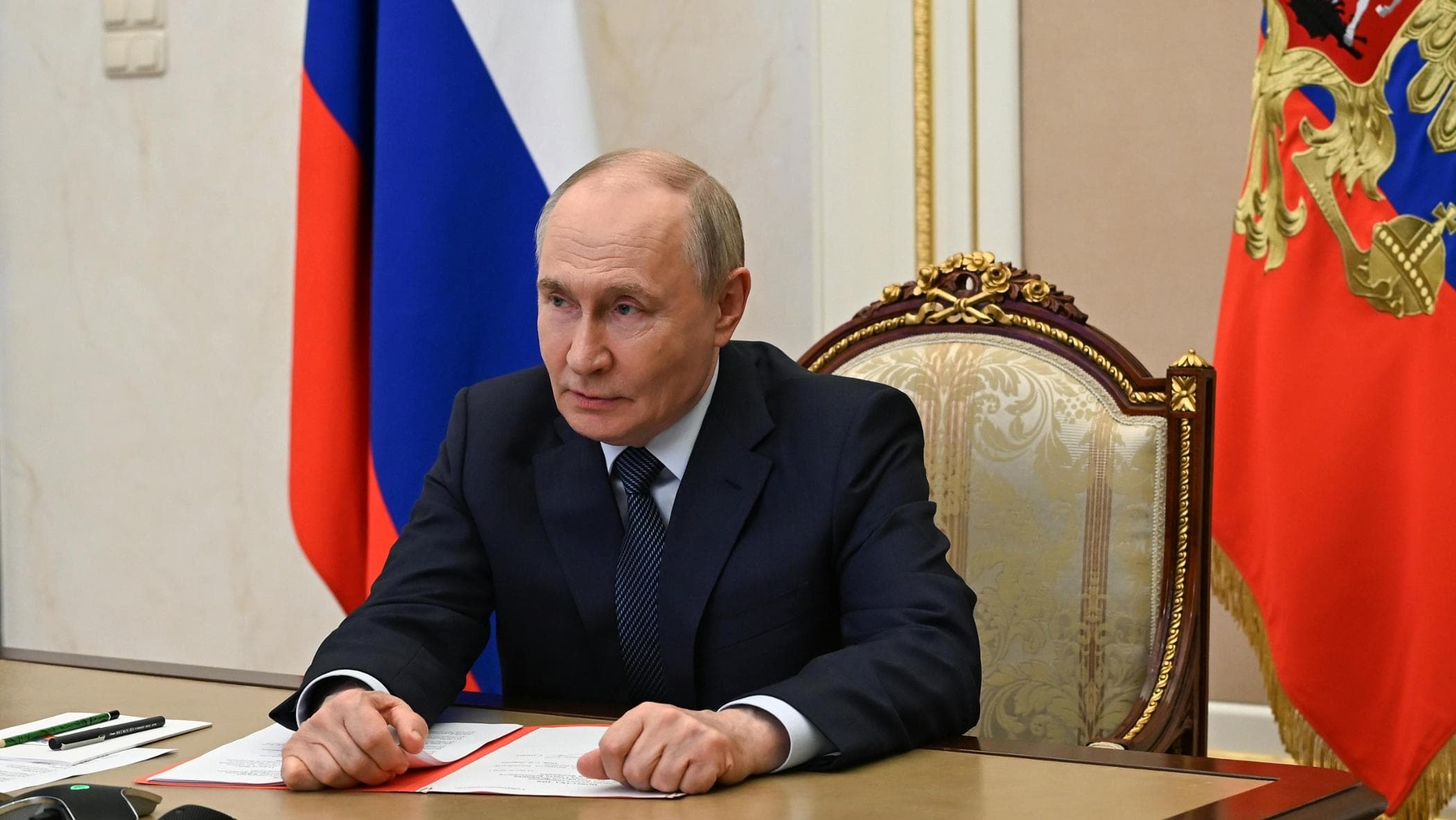 Putin precipita nei sondaggi. Arrestato il blogger ribelle