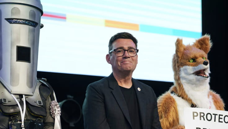 Andy Burnham tra Count Binface e il fondatore di Protect the Wild, in costume @ Jon Super/AP