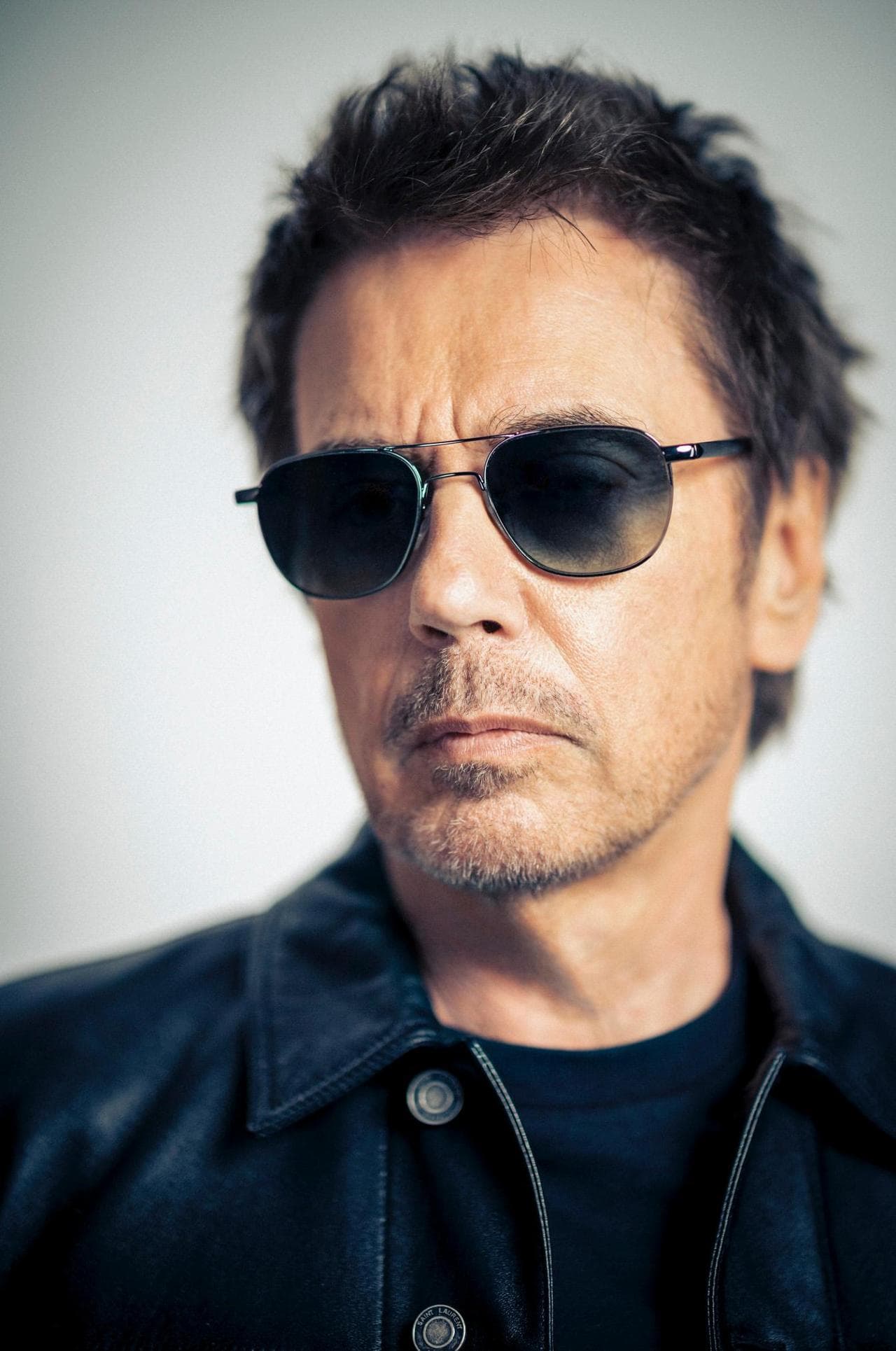 Protagonista Jean-Michel Jarre è nato a Lione il 24 agosto 1948. Suo padre, Maurice Jarre, era un celebre compositore di colonne sonore per il cinema, mentre la madre, France Pejot, è stata un’eroina della Resistenza francese