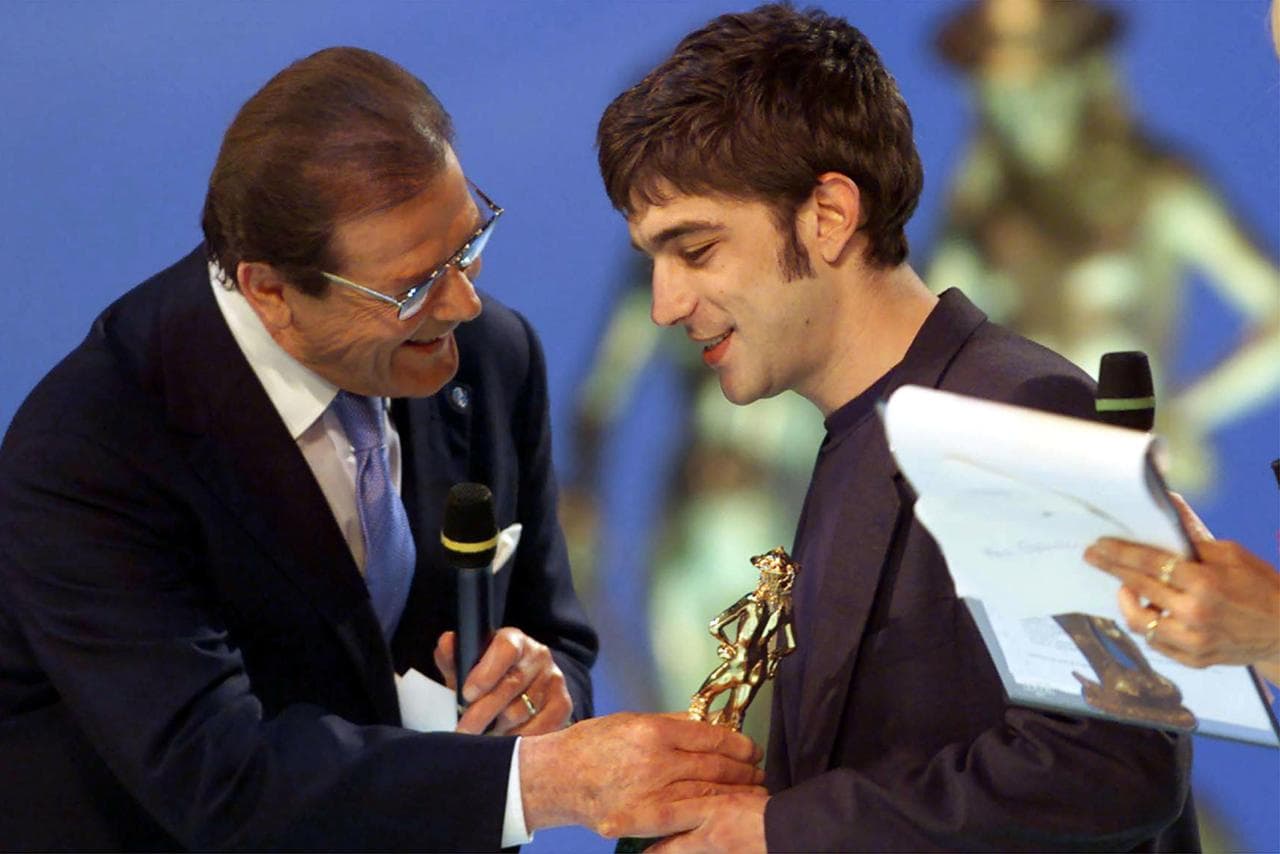 Libero De Rienzo riceve da Roger Moore il David di Donatello come miglior attore non protagonista per "Santa Maradona"